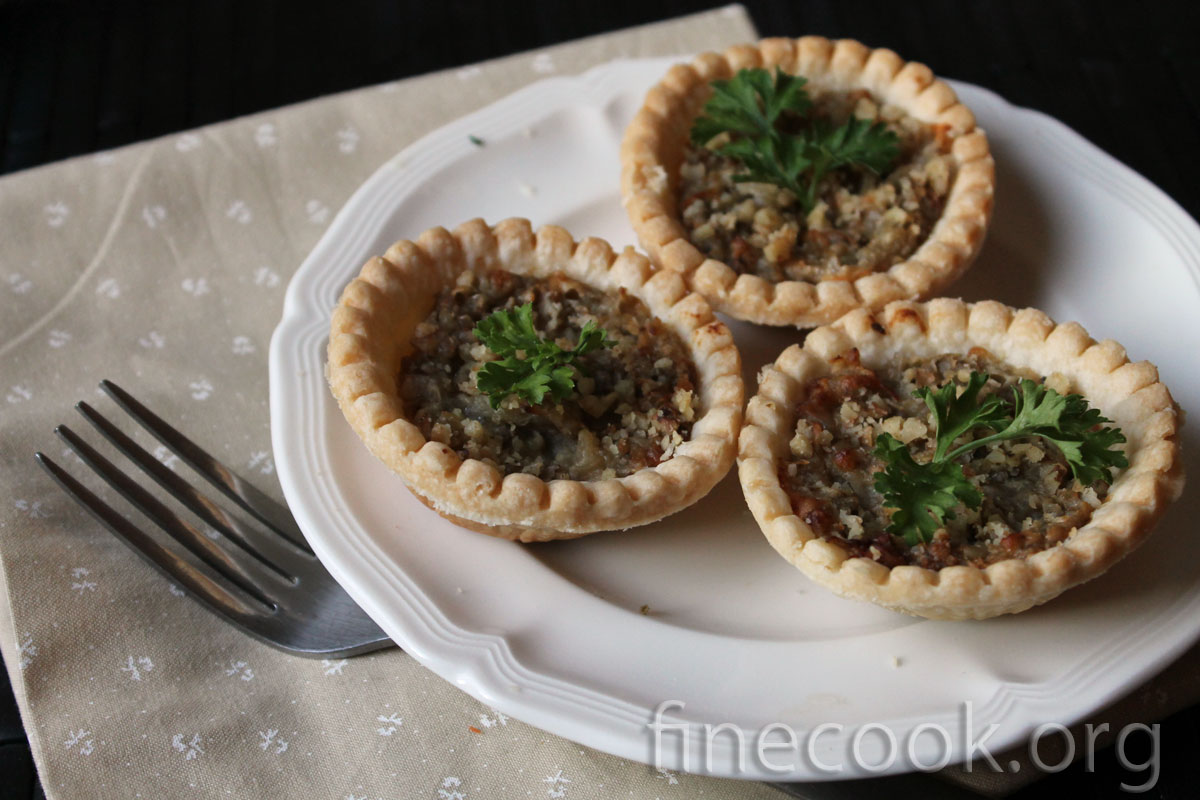 Тарталетки с яблоками, орехами и сыром с голубой плесенью