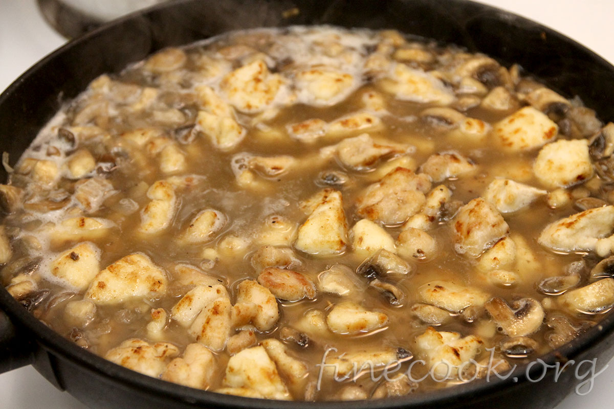 Курица кусочками с грибами Курица кусочками с грибами