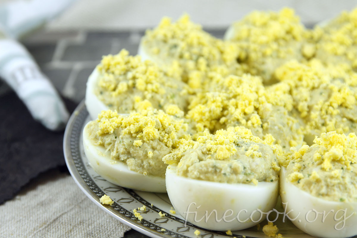 Яйца с начинкой из артишока