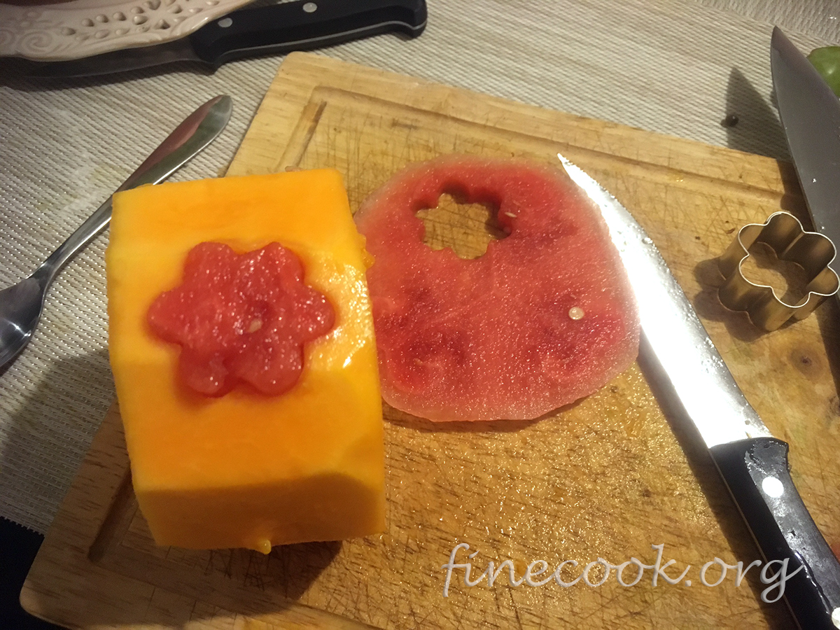 Торт из фруктов и ягод