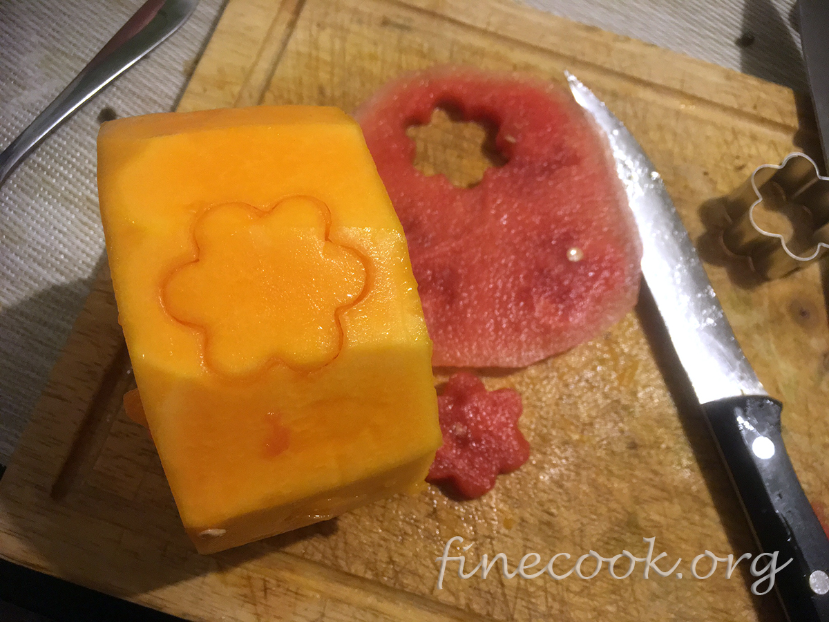 Торт из фруктов и ягод