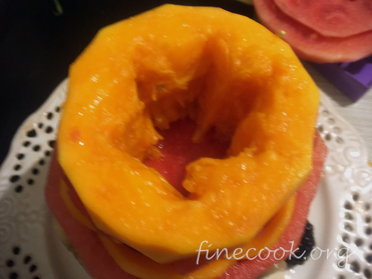 Торт из фруктов и ягод