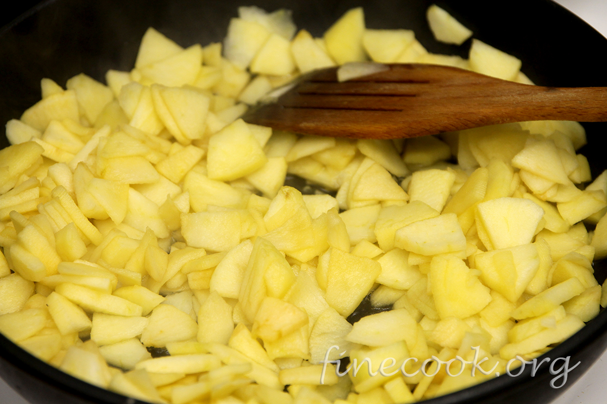 Дрожжевой рулет с яблоками и орехами