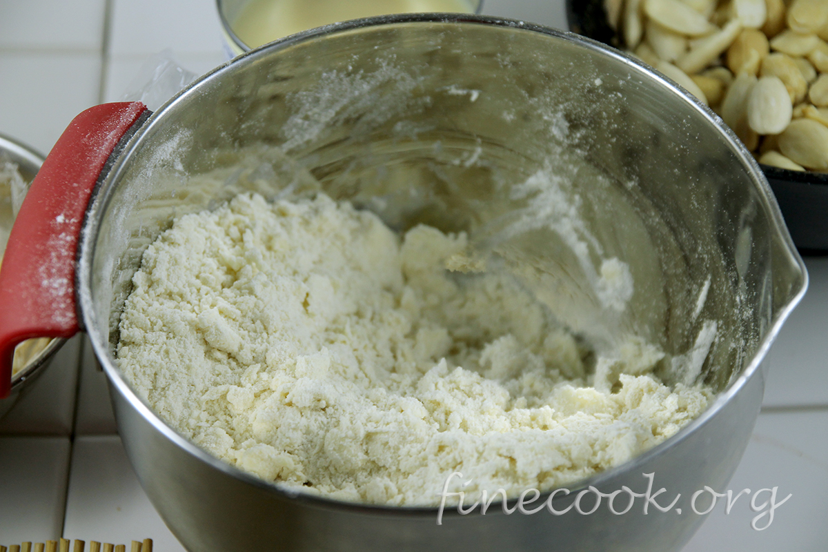 Пирог со сгущёнкой и орехами