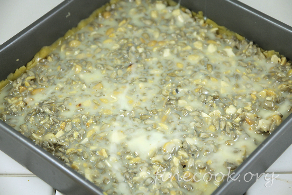 Пирог со сгущёнкой и орехами