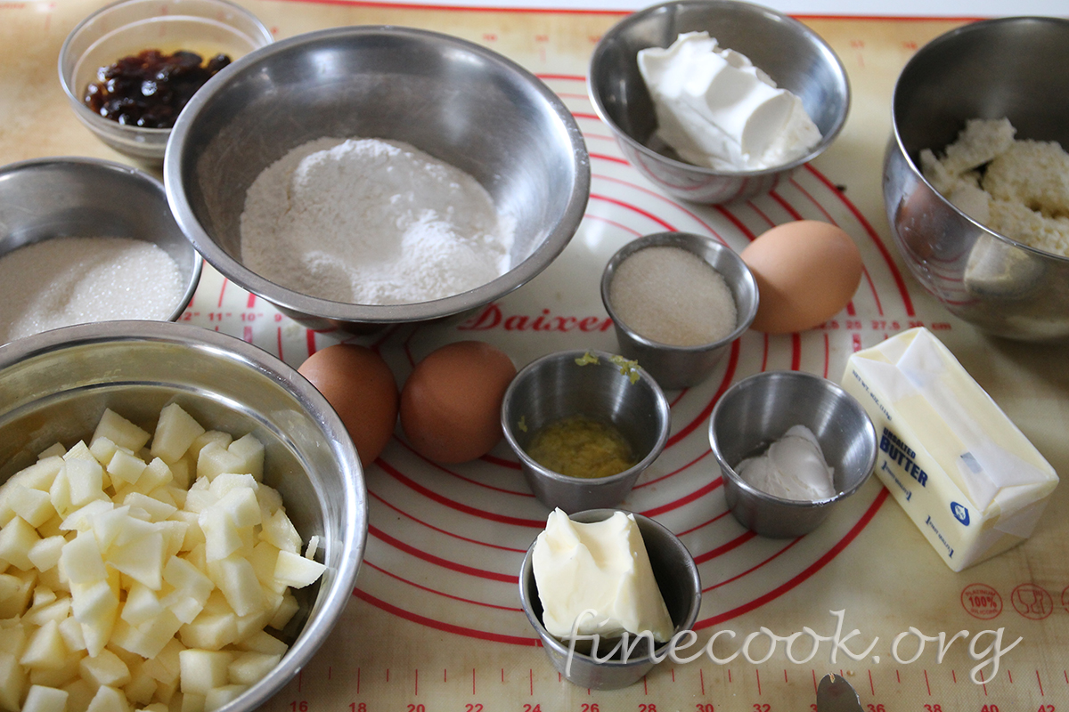 Кексовый лимонный пирог с яблоками, изюмом и творогом